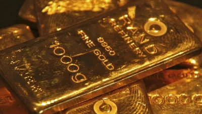 تراجـع ملـحوظ في أسعار الذهب بفعل التـوتـرات الجيوسياسية وترقـب قر.ارات الفـ.ـيدرالي الأمـريكي