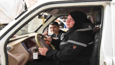 عائشة موصلي: سـائـقة سرفيس سورية تتحـدى الصورة النمـطـية وتثـبت قـوتـها