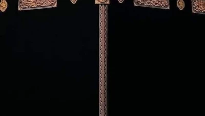 في مشهد طريف طفلة تلفت انتباه المعتمرين بحبوها حول الكعبة