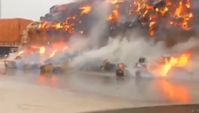 بالفيديو... صـ.ـاعقة رعـ.ـدية تشـعل حريـ.ـقا بقافلة أعلاف