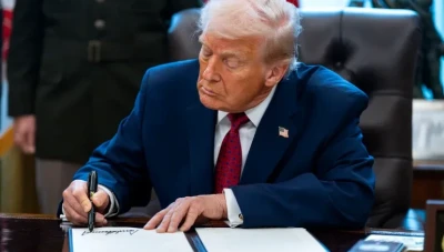 ترامب يوسّع حظر السفر الأميركي ليشمل سوريا وفلسطين ويرفع عدد الدول إلى 17