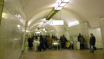 بالفيديو... مخـتل عقلي يدفـع شاب نحو عجلات المترو