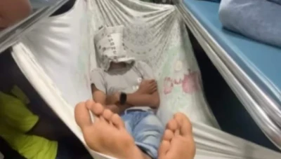 شاب هندي يبتكر طريقة مبدعة للنوم في قطار مكتظ بالركاب... صور