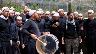 صحيفة هآرتس: تل أبيب توسّع الحرب بذريعة دروز سوريا والرهائن في خطر