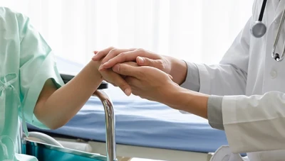 زوج يتخـ.ـلى عن عائلته المـريـضة بالسـ.ـرطـان ويهـ.ـر.ب من المسؤولية