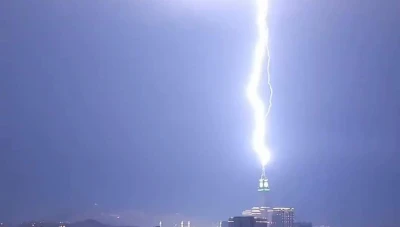 بالصور والفيديو... لحظة تعرض قمة برج الساعة بمكة لصاعقة برق قوية تزامنًا مع المولد النبوي الشريف