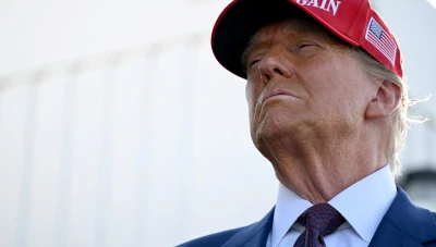 ترامب يهـ.ـد.د بفـ.ـرض رسـ.ـوم جـمركـية جديدة على المكسيك وكندا