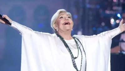 لحظـة سـقـوط المغنية اليونانية الشهيرة مارينيلا على المسرح جـراء جـلـطة دمـاغـية.