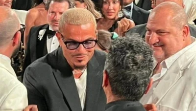 عمرو دياب يصـفـع معجباً على وجـهه