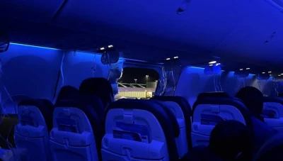 حادثة مرعبة: انفجار نافذة طائرة يثير الهلع في سماء كاليفورنيا