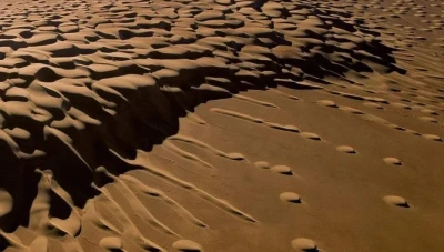 روائع صحراء الربع الخالي في اليمن: كثبان رملية ذات شكل نقطي وهجرة فريدة عبر سهول وادي هزار