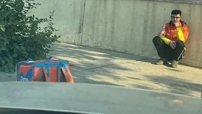 سُرقت دراجته وهو يصلي.. القصة الكاملة لصورة عامل الدليفري التي أبكت مواقع التواصل