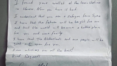 لاجئ سوري يتفاجئ برسالة لطيفة بعدما أضاع محفظته في هولندا