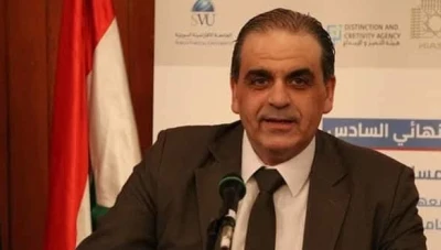 إقالة "خليل عجمي" من رئاسة الجامعة الافتراضية السورية بعد فضيحة دعمه للنظام.. غضب شعبي ودعوات لمحاسبته