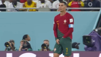 كريستيانو رونالدو يثـ.ـير الجدل بوضع يده داخل سـ.ـرواله أمام المشاهدين