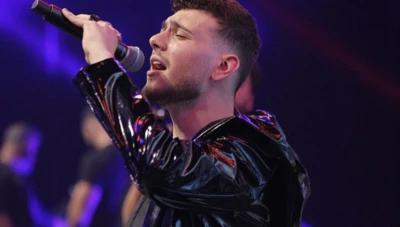 مع قبلات حارة.. معجبة للشامي تغازله بدخيل تيزك - فيديو