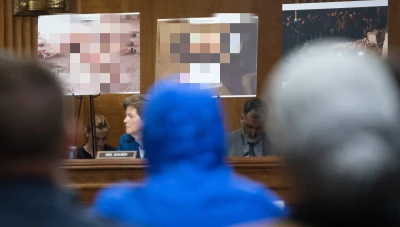 مُـهـرّب وثـائـق التـعـذيـب السورية يكـشـف هـويـته