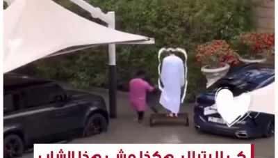 كي لا يتبلل... هكذا مشى الشاب الإماراتي وسط الفيضانات... فيديو أثار استياء الناس في وسائل التواصل هذا اليوم !