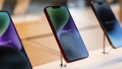 الحرب التجارية تؤدي إلى ارتفاع أسعار هواتف iPhone وSamsung: ماذا ينتظر السوق العالمي؟