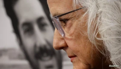 والدة الصحفي الأمريكي أوستن تايس تصل إلى دمشق لتكـثيف جـهود البحـث عن ابنها