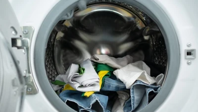 وفـاة طفلة بطريقة مروعـ.ـة داخل الغسالة