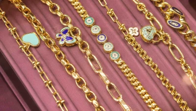 الذهب يسـجل قـمة تاريـخية جديدة في الأسواق السورية مع ارتـفاع 18,000 ليرة في يوم واحد