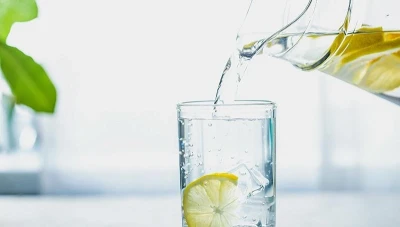 الليمون والماء: خليط صحي لتعزيز الصحة والعافية