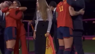 تصرف مثير للجدل: انتقادات حادة لرئيس الاتحاد الإسباني لكرة القدم ومطالبات بإقالته