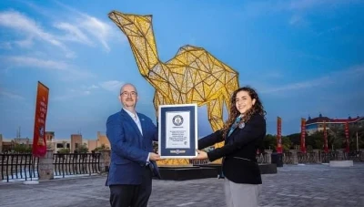 "دبي باركس" تحقق لقب غينيس لأكبر مجسم لجمل مضاء في العالم