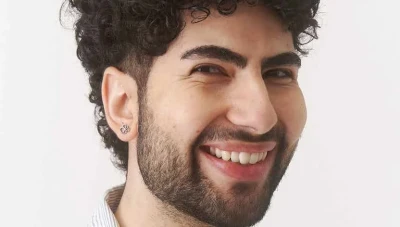 نـجاح شاب سوري لاجئ في السويد يؤسـس شركة تجمـيل ويصـبح خبيـرًا في العناية بالبشرة