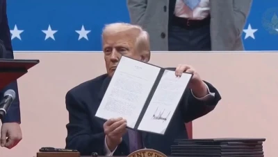 ترامب يوقع سلسلة أوامر تنفيذية أمام أنصاره