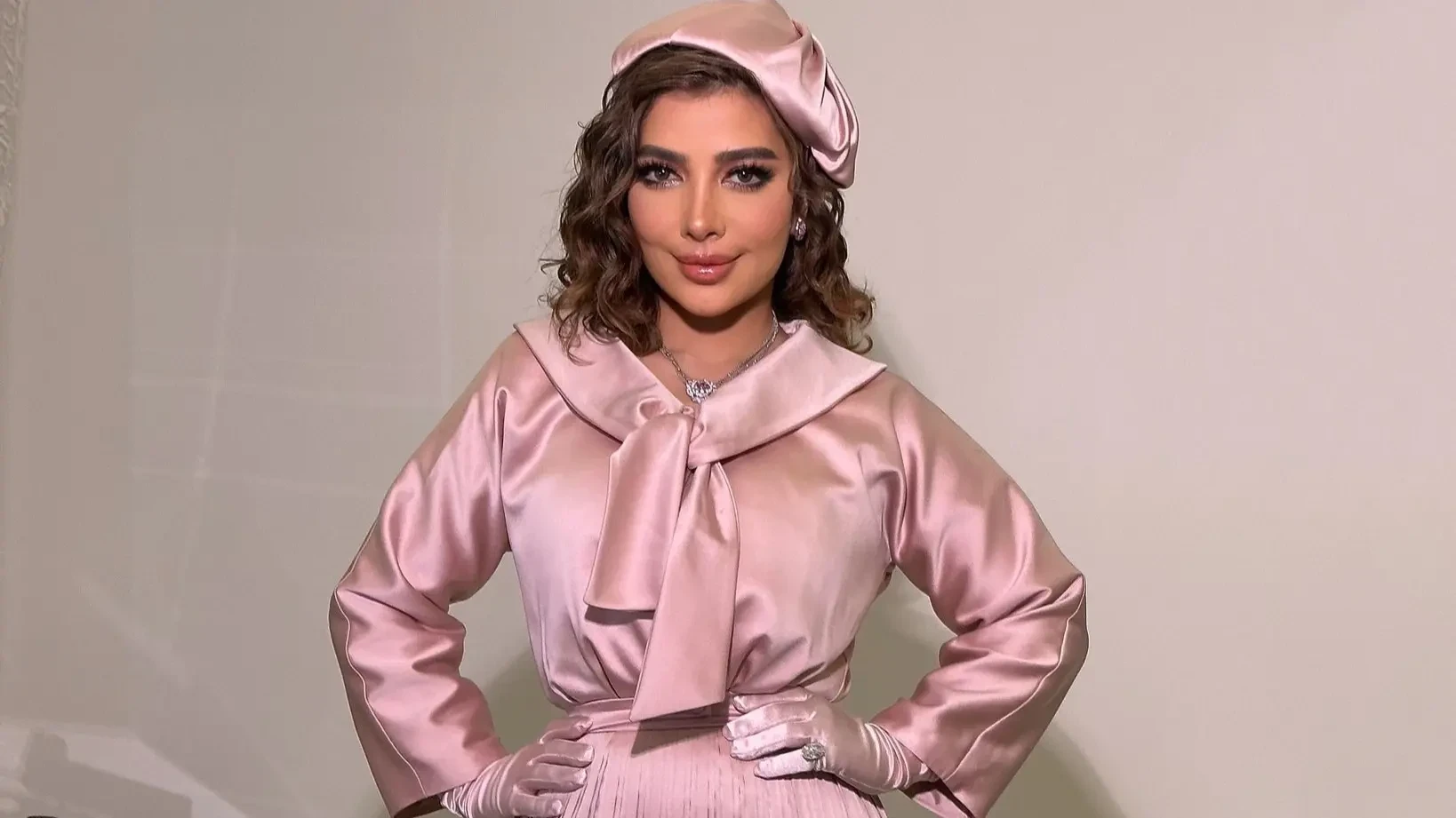 أصالة نصري تثير جدلاً حول حملها في عمر الـ50 بعد ظهورها ببطن منتفخ