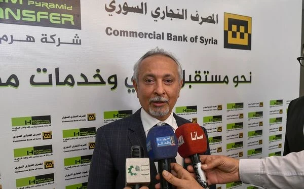 فيديو يثير الجدل: رجل أعمال معروف في سيارة فاخرة بدمشق وسط اعتراض مواطنين