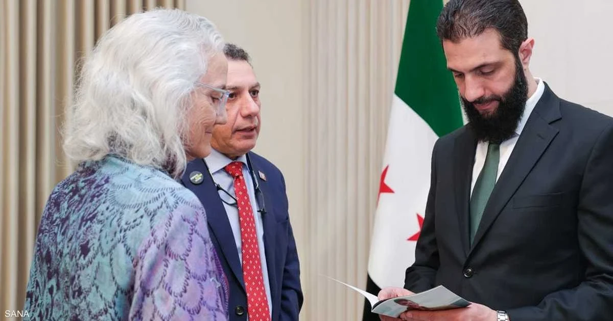 أحمد الشرع يلتقي والدة الصحفي الأمريكي أوستن تايس لتعزيز جهود البحث عنه في سوريا