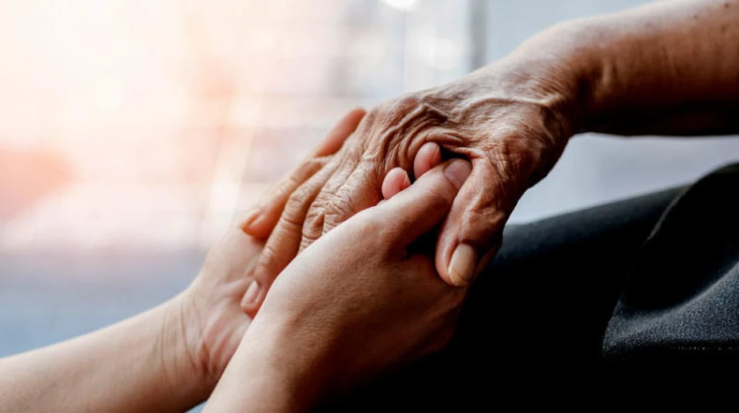 إمكانية نقل مرض الزهايمر بين الأفراد: حقائق واستنتاجات من الدراسات الحديثة