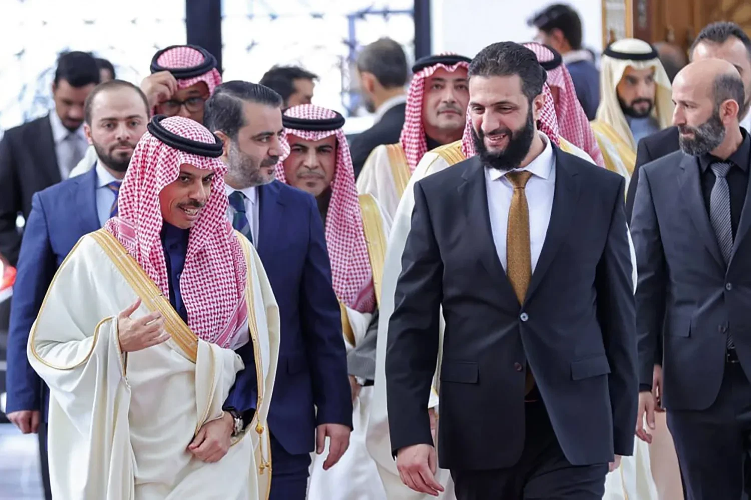 تحرّك سعودي نشط في واشنطن لبحث تخفيف العقوبات عن سوريا وإعادة دمجها في النظام المالي العالمي