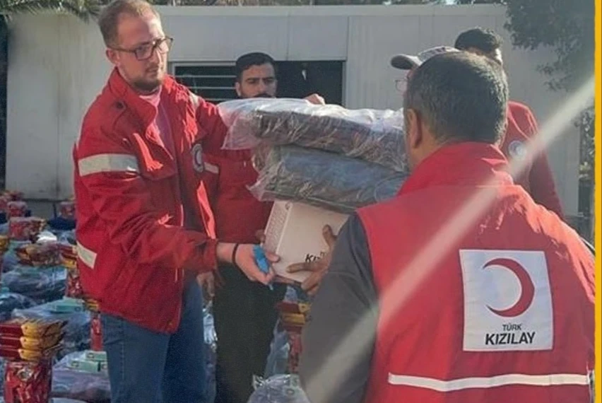 الهلال الأحمر التركي يرسل مساعدات طبية إلى سوريا عبر أول رحلة للخطوط التركية