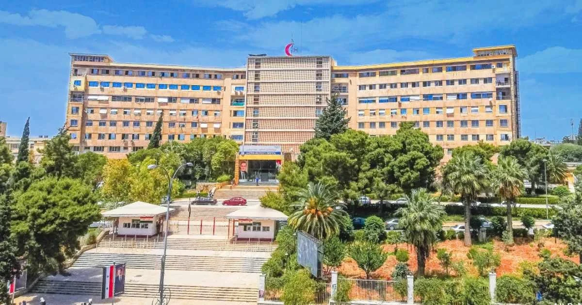 طفل عـالـق في مشفى حلب الجامعي بـسـبب علا.قـة مـحـر.مة ورفـ.ـض دور الأيتام استقباله
