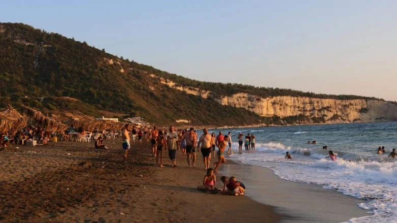 ظاهرة "التان" تجتاح شواطئ سوريا: موضة نسائية غريبة تنتشر بين الشباب