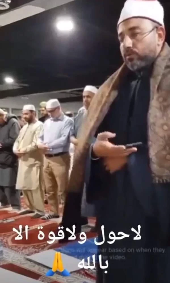 جدل واسع بين المشاهدين: إمام مسجد مصري يتصفح هاتفه أثناء الصلاة (فيديو)