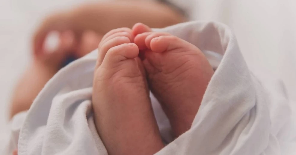 العثور على طفلة رضيعة ملقاة على أحد الأرصفة