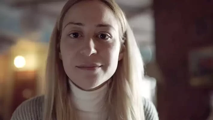 منة شلبي في ورطـ.ـة كبيرة... كانت تخـفي المـخـ.ـدرات بثيابها