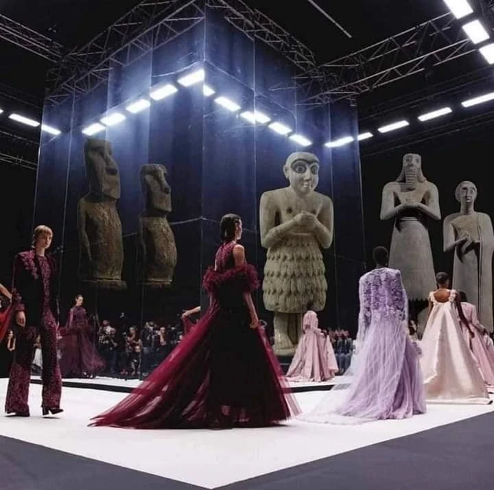 عـرض أزياء إيلي صعب في الرياض يثـير جـد.لاً واسـعاً