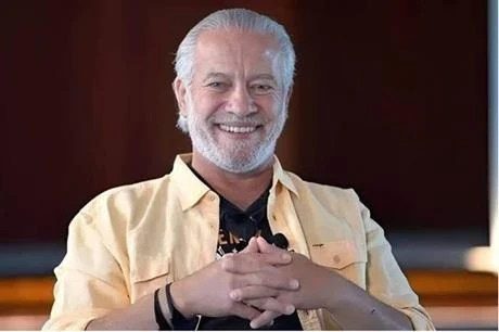 فنان لبناني يظـهر للعـلن بعد بتـر ساقه