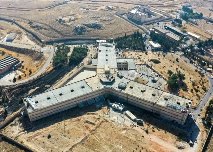 فيلم وثائقي جديد يكشف فظائع سجن صيدنايا ويحرّك مشاعر السوريين: شهادات صادمة ودعوات للعدالة