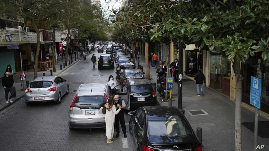 حـريـق كبيـر في الحمرا ببيروت: احـتراق سيارات جـراء اشـتعال مولد كهـربائي