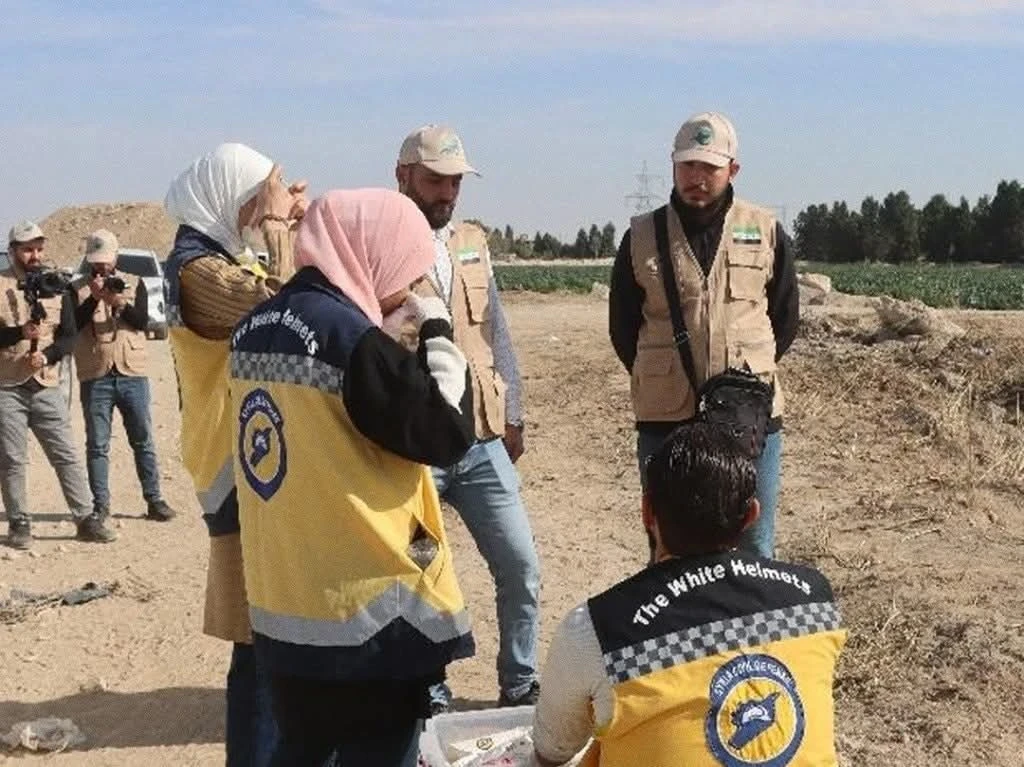 الدفاع المدني ينتشل رفـ..ـات عشرة أشخاص من موقع عسكري سابق في دوما