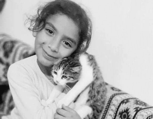 مقـ.ـتل طفلة سورية على يد رجل تركي بطريقة مـروعـة