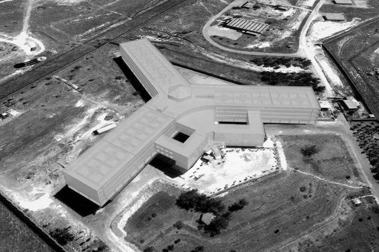 قـائمـة بأسـماء العـامـلين في سـجـن صـيـدنـايا