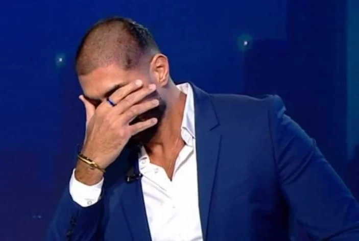 بالصور... ممثل يحـلق شعره على الهواء تضـامناً مع والدته بعد إصـابـتها بالسـرطان (فيديو)